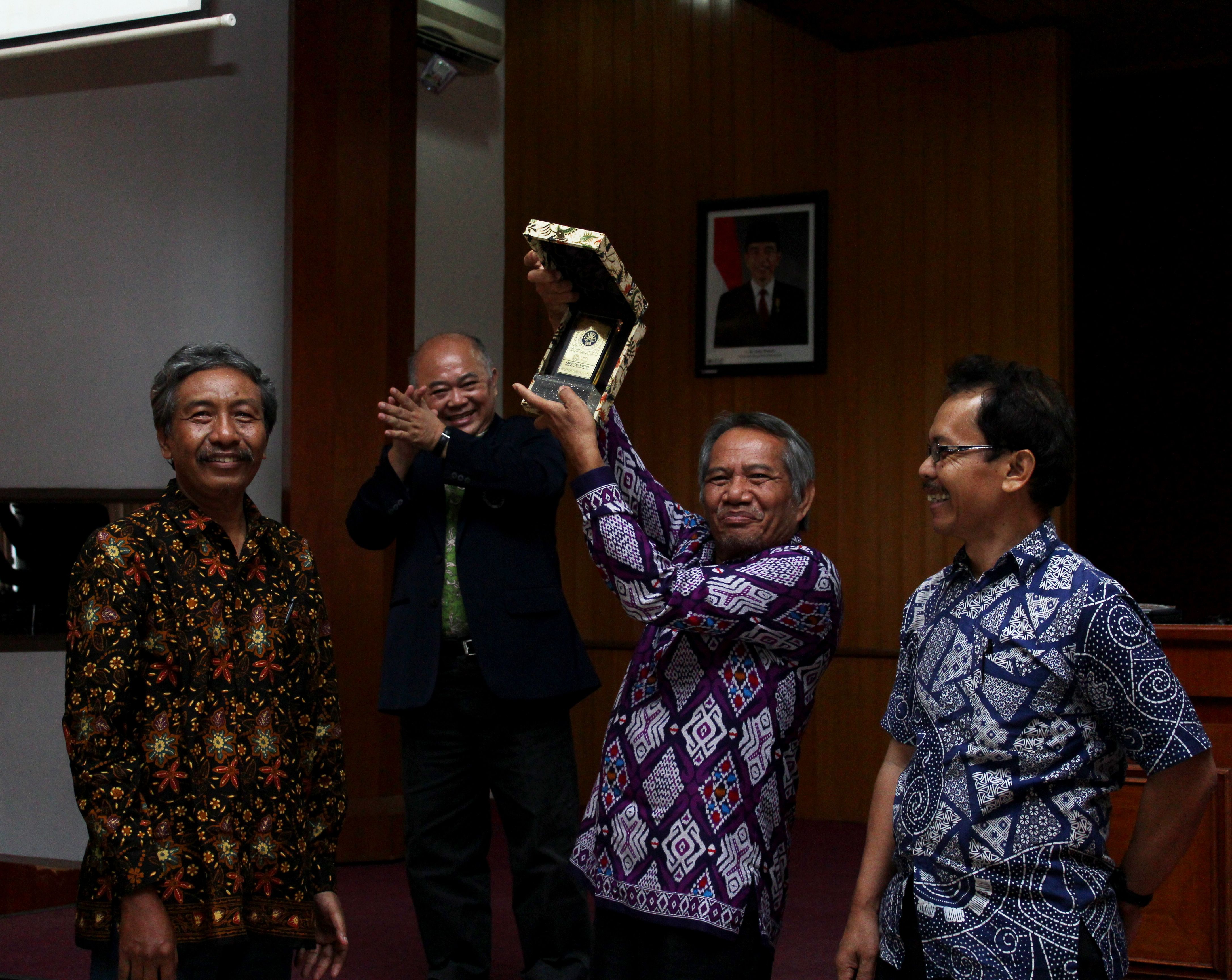 Dr. Hariyanto selaku Ketua Jurusan Seni dan Desain UM memberikan cinderamata kepada narasumber